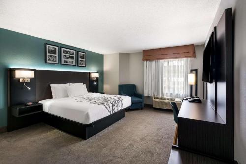 Habitación de hotel con cama y escritorio en Sleep Inn en Spartanburg