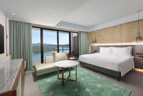 Wyndham Sun Moon Lake في يوشيه: غرفة الفندق بسرير وطاولة