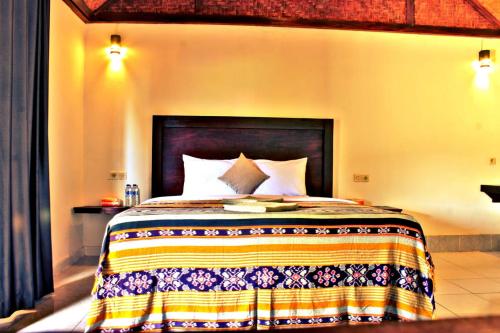 una camera con un grande letto di Barrel Homestay Areguling a Kuta Lombok