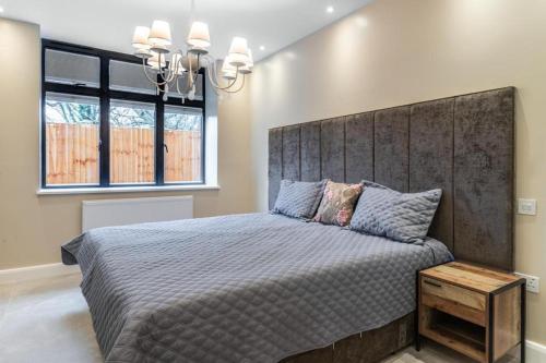 Säng eller sängar i ett rum på Beautiful 1-Bed Apartment in Golders Green London