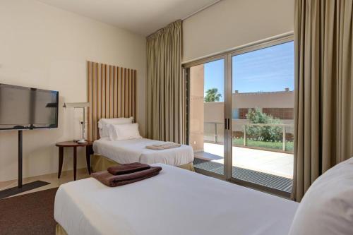 Voodi või voodid majutusasutuse Herdade dos Salgados, Beach Villa, 3 Suites toas