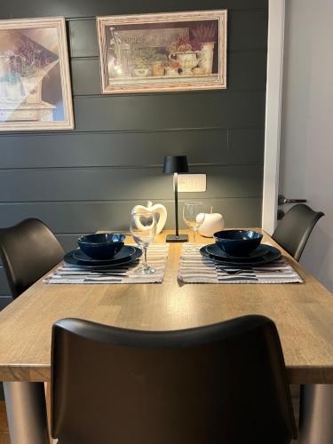 a dining room table with two blue bowls on it at Le repos du Wayai in Theux