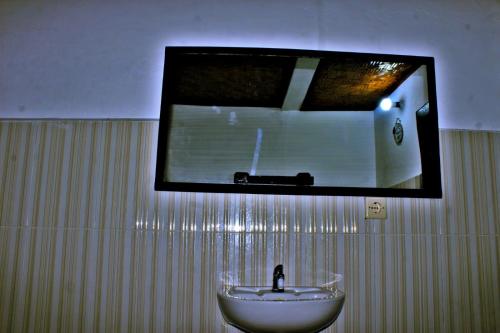 bagno con lavandino e specchio a parete di Barrel Homestay Areguling a Kuta Lombok