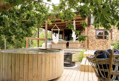 維德尼斯的住宿－奧克赫斯特農場小屋別墅，一个带热水浴缸和房子的庭院