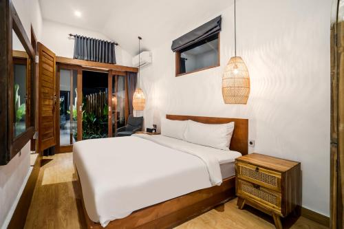 Villa Markisa by BaliSuperHost tesisinde bir odada yatak veya yataklar