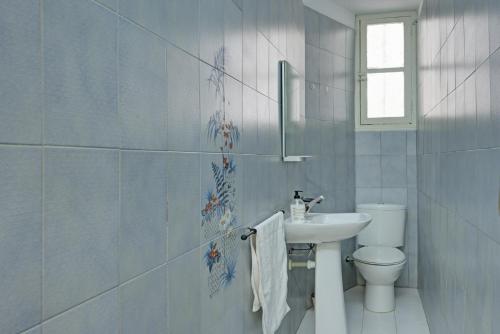 y baño con lavabo blanco y aseo. en New Arab Baths Apartament, en Granada