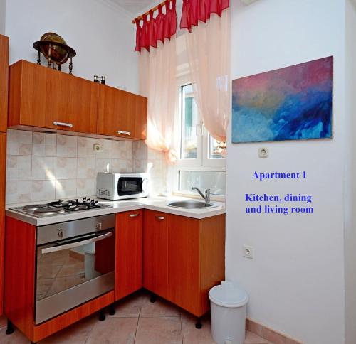 Virtuvė arba virtuvėlė apgyvendinimo įstaigoje Apartments Best Location