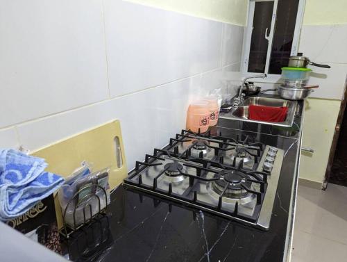 een keuken met een kookplaat en een oven bij Oviedo Pedernales, Casa Lolón 