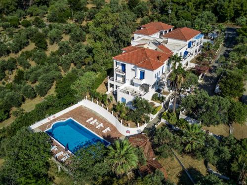 una vista aérea de una casa con piscina en Anamar Skiathos Hotel en Punta
