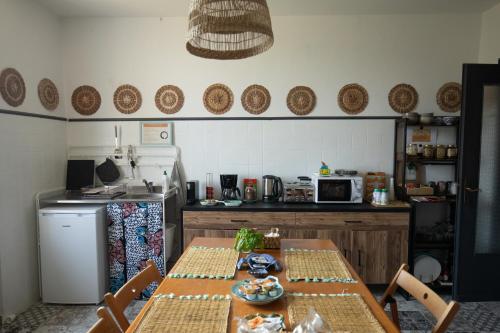 y cocina con mesa, sillas y nevera. en B&b Boblin blu, en Restano