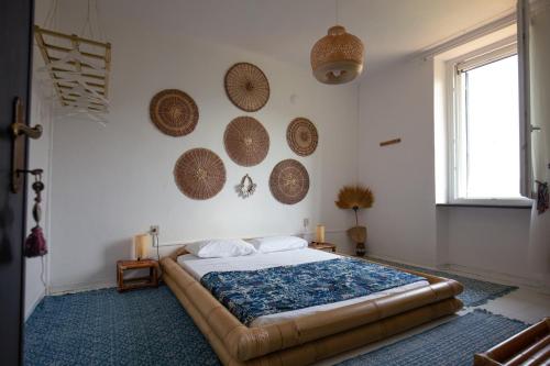Restano的住宿－B&b Boblin blu，一间卧室配有一张床,墙上还装了一些篮子