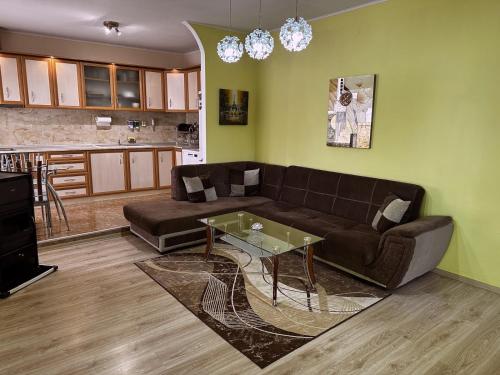 uma sala de estar com um sofá e uma mesa em Къща Олеандър em Ivajlovgrad