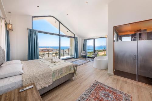 Luxury Sea View Villa w Pool By The Sea in Antalya في دمرة: غرفة نوم بسرير وحمام مع حوض استحمام