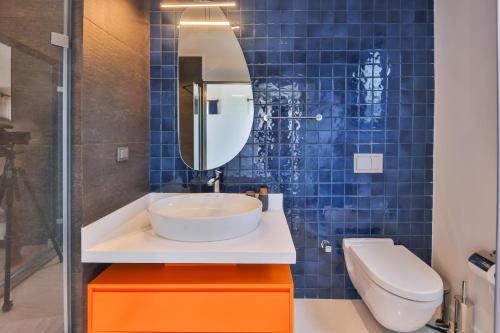 ein Badezimmer mit einem Waschbecken, einem WC und einem Spiegel in der Unterkunft Luxury Sea View Villa w Pool By The Sea in Antalya in Demre