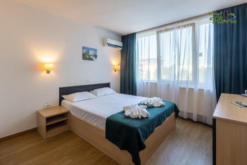 una camera d'albergo con letto e finestra di Hotel Flora a Mamaia
