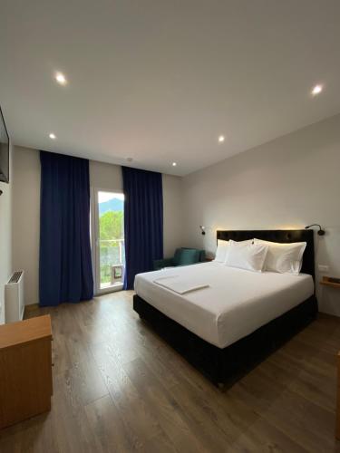 Ένα ή περισσότερα κρεβάτια σε δωμάτιο στο Merly Hotel