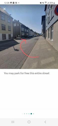 Captura de pantalla de una calle con línea roja en A Cheaper Option to Hotel (free street parking), en Ålesund