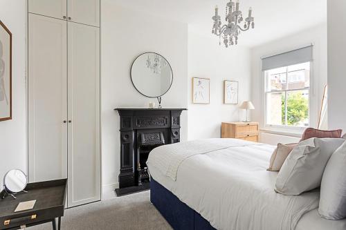 a bedroom with a bed and a mirror on the wall at Gorgeous Clapham Flat in London