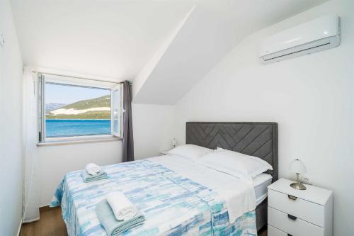 Postel nebo postele na pokoji v ubytování 5* Beachfront Villa Olive Mill