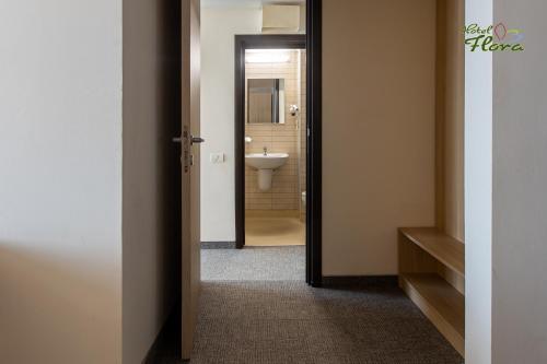 corridoio con bagno con lavandino e servizi igienici di Hotel Flora a Mamaia