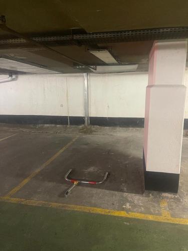 un parking vide avec un skateboard au sol dans l'établissement City life Family FSHH -, à Nice