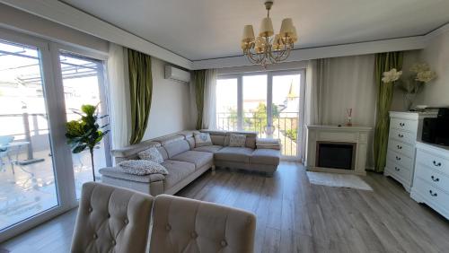 een woonkamer met een bank en een open haard bij SIBIU Bach Penthouse in Sibiu