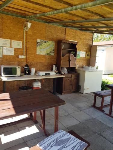 Kuchyň nebo kuchyňský kout v ubytování Napraforgó Apartmanok
