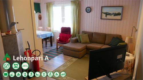 a living room with a couch and a television at Talo Ylläs in Äkäslompolo
