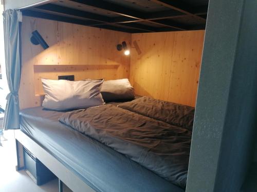 Tempat tidur dalam kamar di Tiny House 2 im Allgäu mit gr. Garten, Randlage