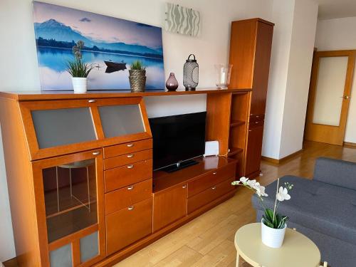 Televizorius ir (arba) pramogų centras apgyvendinimo įstaigoje NEW! Amazing 2 bedroom apartment in Rambla del Poblenou