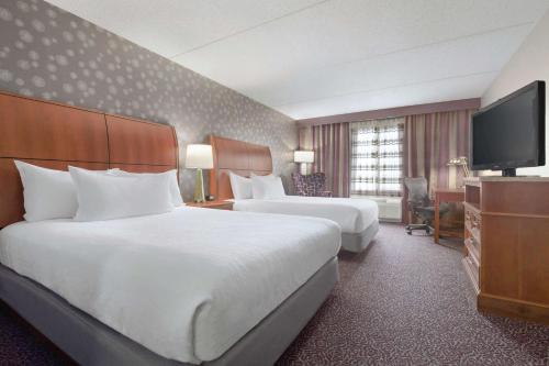 Habitación de hotel con 2 camas y TV de pantalla plana. en Hilton Garden Inn Springfield, MA en Springfield