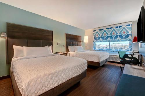 pokój hotelowy z 2 łóżkami i oknem w obiekcie Tru By Hilton Tahlequah, Ok w mieście Tahlequah