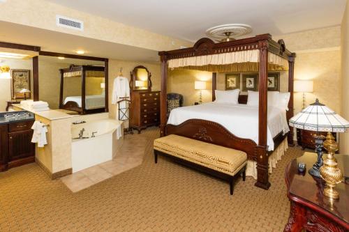 1 dormitorio con 1 cama grande y bañera en Hampton Inn & Suites Amelia Island-Historic Harbor Front en Fernandina Beach