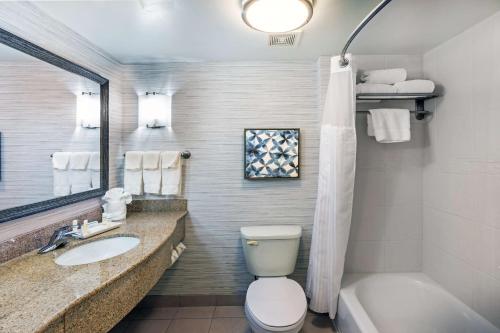 A bathroom at Hilton Garden Inn Aiken