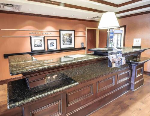 - un bar dans une chambre d'hôtel dotée de comptoirs en granit dans l'établissement Hampton Inn & Suites Pinedale, à Pinedale