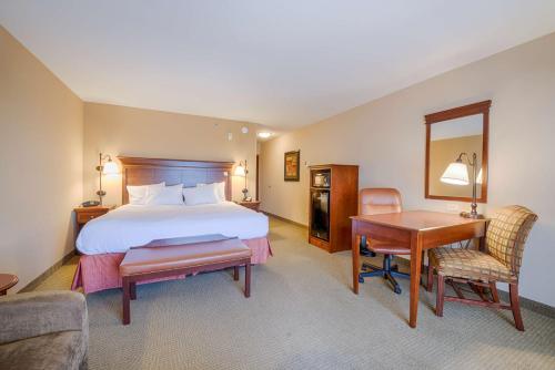 Pokój hotelowy z łóżkiem i biurkiem w obiekcie Hampton Inn & Suites Pinedale w mieście Pinedale