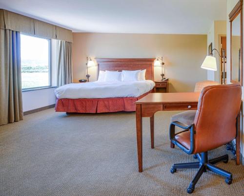 a hotel room with a bed and a desk at Hampton Inn & Suites Pinedale in Pinedale