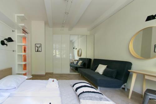 un soggiorno con letto e divano di Spacious 3BR apartment with AC in living room, 2 balconies a Cracovia