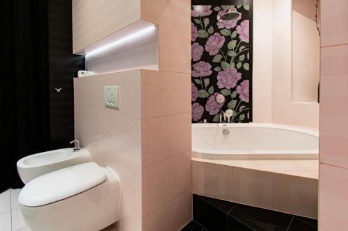 Bilik mandi di Spacious 3BR apartment with AC in living room, 2 balconies