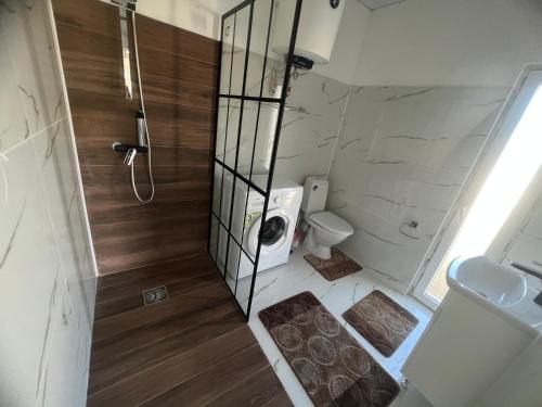 a small bathroom with a toilet and a shower at La Mara luxuri apartament 
