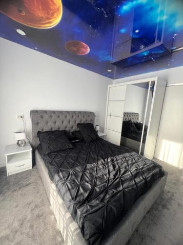 Un pat sau paturi într-o cameră la La Mara luxuri apartament