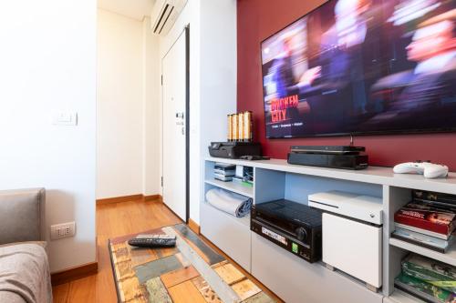 Una televisión o centro de entretenimiento en Città Studi Terrace Suite with Jacuzzi - Top Collection