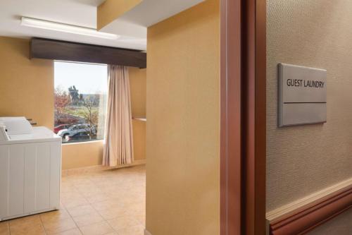 Letto o letti in una camera di Hampton Inn & Suites Detroit Sterling Heights
