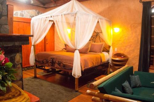 
a hotel room with a bed and a canopy at Peace Lodge in Vara Blanca

