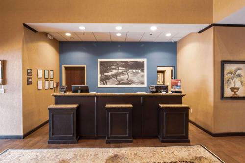Μια τηλεόραση ή/και κέντρο ψυχαγωγίας στο Hampton Inn & Suites Huntsville Hampton Cove