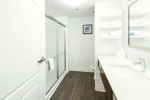 Ένα μπάνιο στο Hampton Inn & Suites Huntsville Hampton Cove