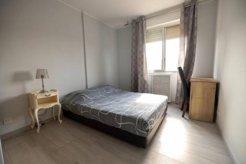 a bedroom with a bed and a table and a window at Appartement Nice - Palais des Expositions in Nice