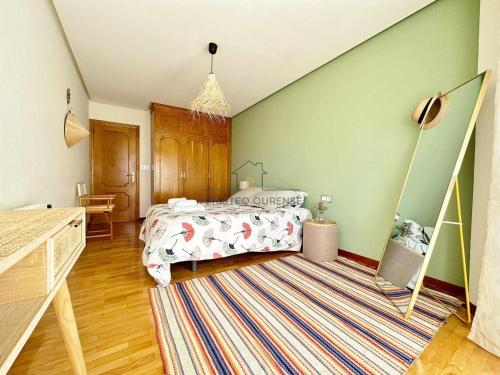 una camera con letto e tappeto di A Estancia das Mercedes a Ourense