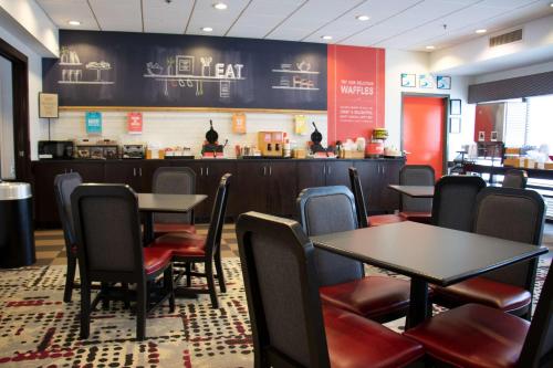 a restaurant with tables and chairs and a counter at Hampton Inn Tuscaloosa-University in Tuscaloosa