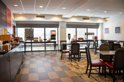 a dining room with tables and chairs in a restaurant at Hampton Inn Tuscaloosa-University in Tuscaloosa